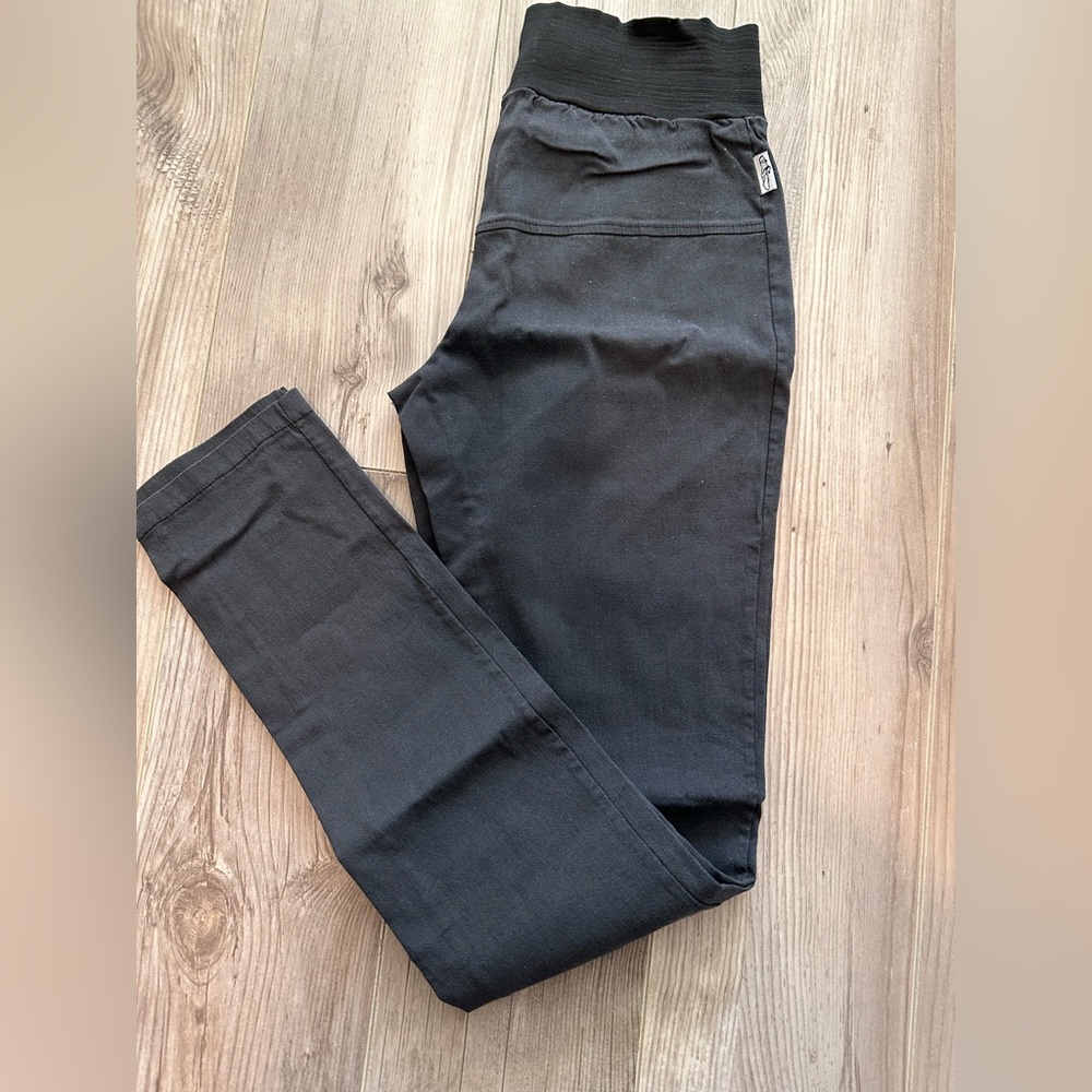 Think pants with front zip